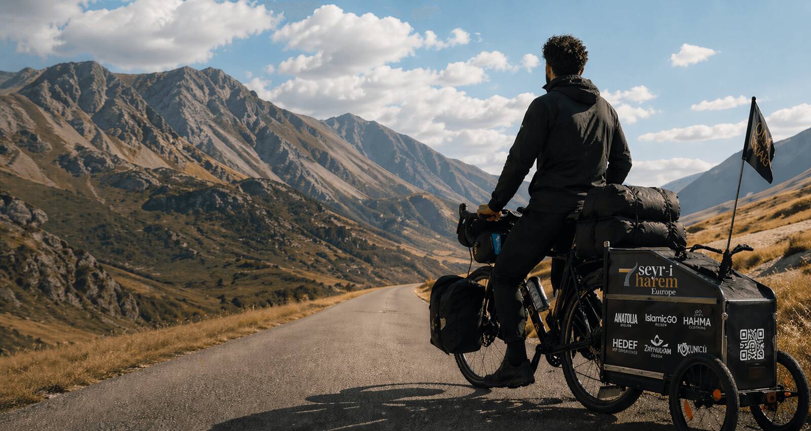 Burak mit Fahrrad und Anhänger auf einer Bergstraße