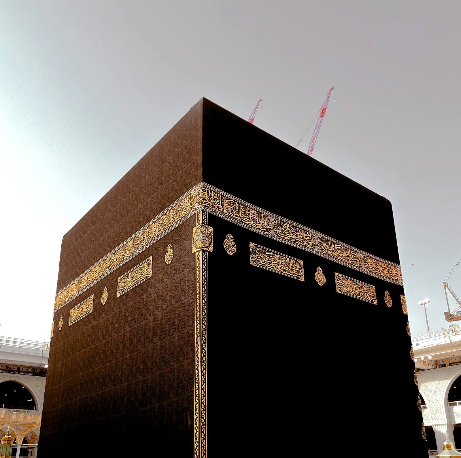 Die Kaaba in Mekka mit Pilgern